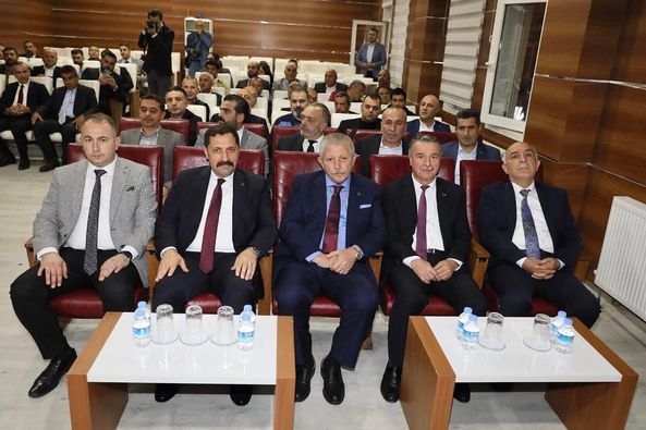 Belediye Başkanımız Sn. Mehmet Sarı, Ticaret ve Sanayi Odası Başkanı Sn. Murat Kırlangıç’ın daveti üzerine Sn. Valimiz Mustafa Masatlı ve Protokol Üyelerimiz ile birlikte, 2022-2026 dönemi ilk meclis toplantısına katılım sağladı. Bu ay içerisinde yapılan seçimlerde göreve seçilen tüm yönetim kadrosuna çalışma hayatlarında başarılar diliyoruz