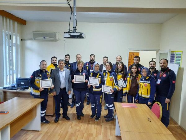 Sağlık Hizmetleri Başkan Yardımcısı Mehmet KÖSE, Acil ve Afet Birim Sorumlusu Şube Müdürü Kerim KARABOYUN ve 112 Başhekimi Dr. Sefa ÖZDEMİR tarafından takdim edildi.