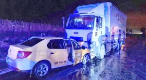 taksi-ile-tir-kafa-kafaya-carpisti-1-olu-4-yarali