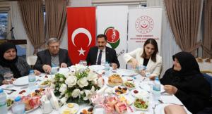 vali-masatli-sehit-aileleri-onuruna-iftar-yemegi-verdi