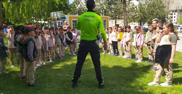 Amasya Fatih İlköğretim Okulu öğrencileri, Çocuk Trafik Eğitim parkında görevli eğitmenler tarafından trafik kuralları hakkında bilgi aldı.