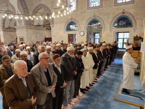 hayatini-kaybeden-filistinliler-icin-giyabi-cenaze-namazi-kilindi1-1697637876